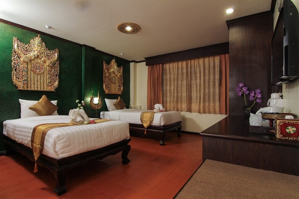 Pl Guesthouse Patong Bagian luar foto