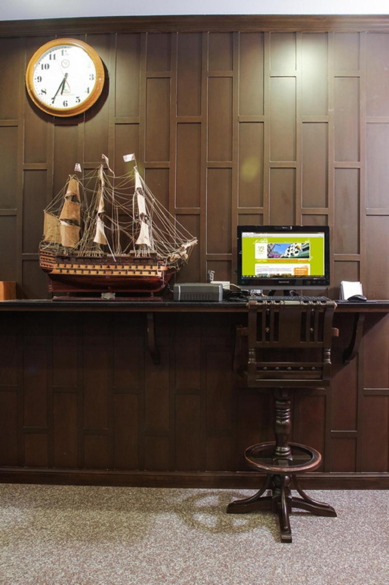 Pl Guesthouse Patong Bagian luar foto
