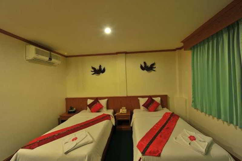 Pl Guesthouse Patong Bagian luar foto