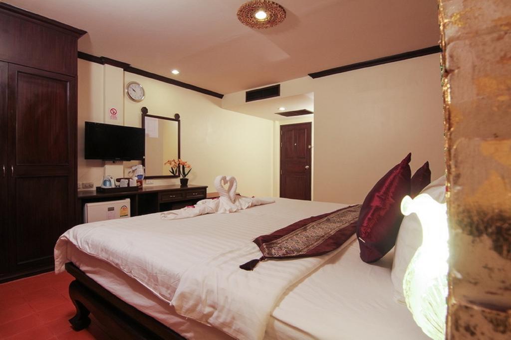 Pl Guesthouse Patong Bagian luar foto