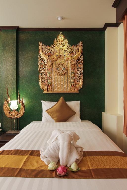 Pl Guesthouse Patong Bagian luar foto