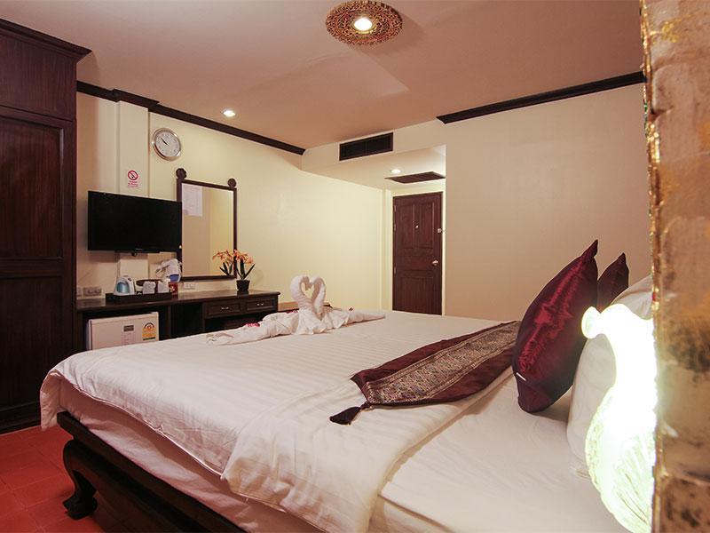 Pl Guesthouse Patong Bagian luar foto