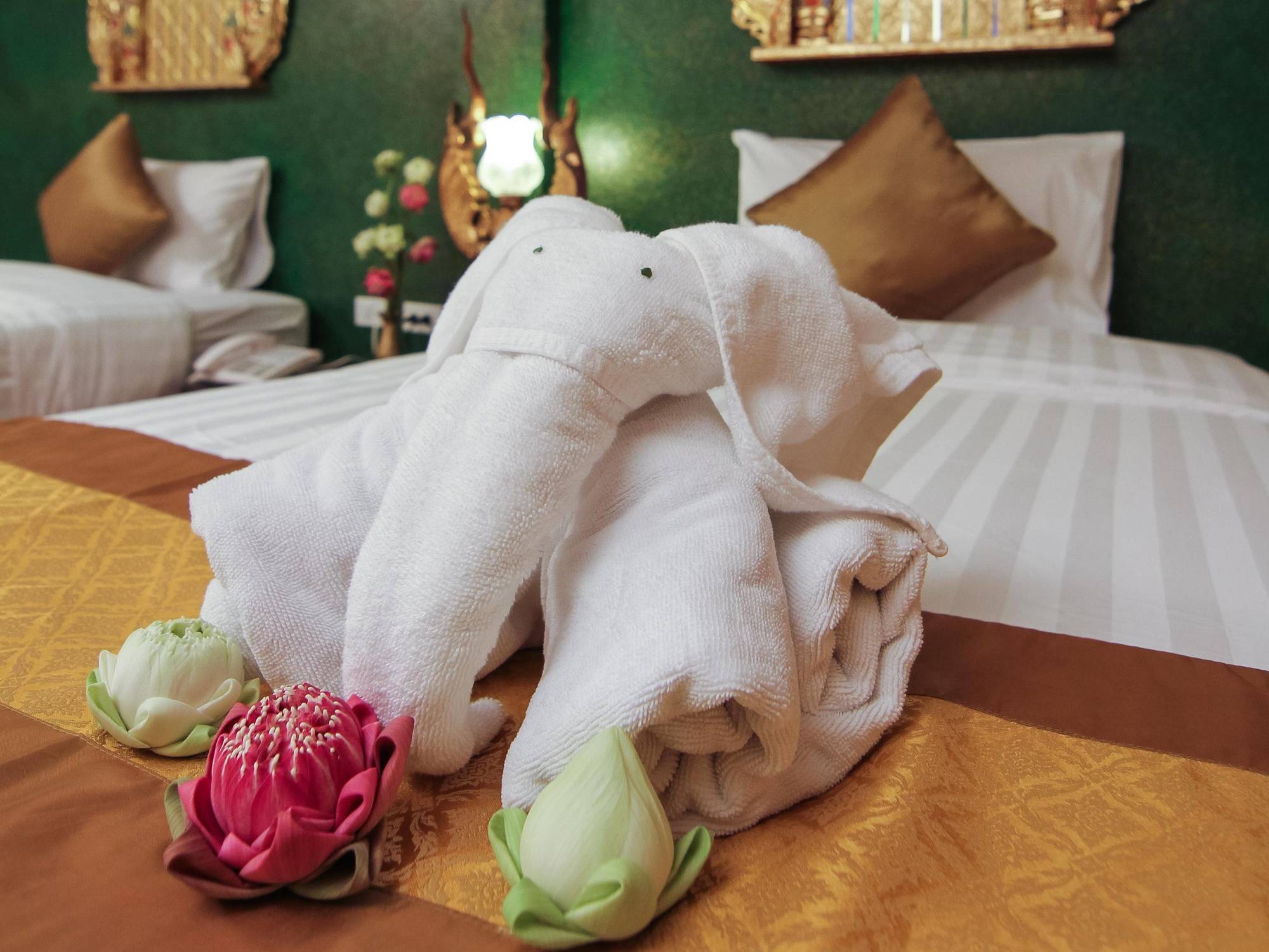 Pl Guesthouse Patong Bagian luar foto