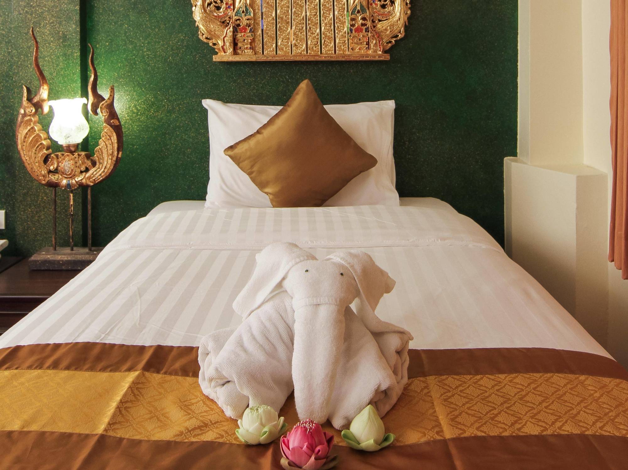 Pl Guesthouse Patong Bagian luar foto